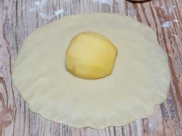 היום לבשל עוגות טעימות עם תפוחים, גושים. בצק חמאה עדין ומילוי תפוחים ההיתוך.