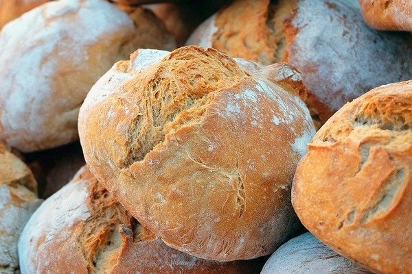 אגב, ניתן להקפיא לחם, ואז להפשיר ולאפות אותו בתנור עם גבינה (צילום: Pixabay.com)