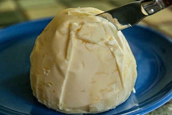באמצעות חמאה רגילה ניתן למנוע ספיגה מהירה של אלכוהול לזרם הדם. (צילום: Pixabay.com)