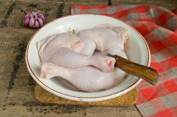 איך לאפות את כרעי תרנגולת עם כרוב כבוש?