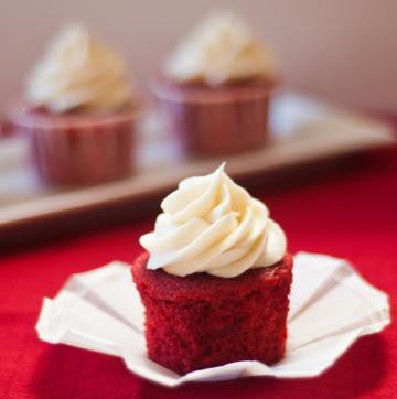 כיצד לבשל עוגות בהירות, Cupcakes "רד ולווט" בפני האורחים אמר וואו
