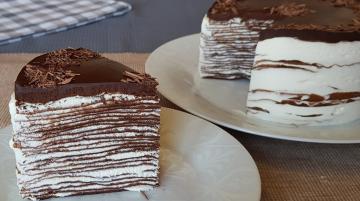 עוגת פנקייק שוקולד. השילוב של קרם עדין זיגוג שוקולד עשיר, נותן את הטעם הייחודי של העוגה