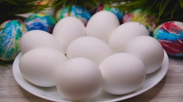 כיצד ניתן לבשל את הביצים, כך שהם מנקים היטב