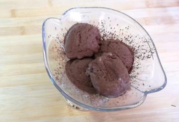 גלידת שוקולד תוצרת בית של 3 מוצרים. מבושל מאוד במהירות ובקלות.