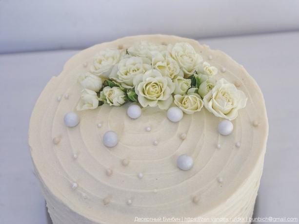 דוגמא פשוטה של ​​איך לקשט את העוגה עם פרחים טריים