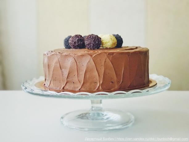 עוגת מצופה בקרם על בסיס שוקולד מריר