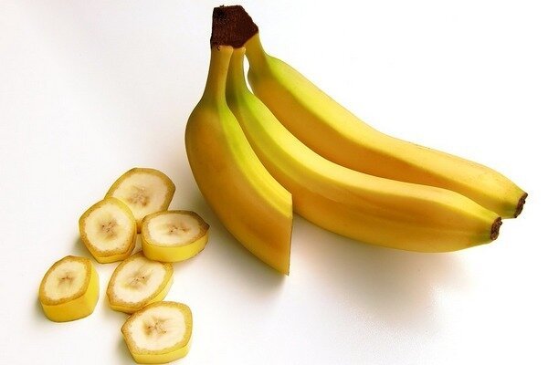 כדי לשפר את האפקט של בננות, אתה יכול להכין קוקטייל עם קפיר (צילום: Pixabay.com)