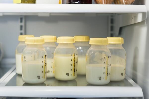 עדיף לשפוך את החלב למיכל זכוכית ולחמם בסיר (צילום: verywellfamily.com)
