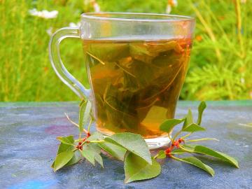 תה ויטמין מן העלים של דובדבן לקידום בריאות