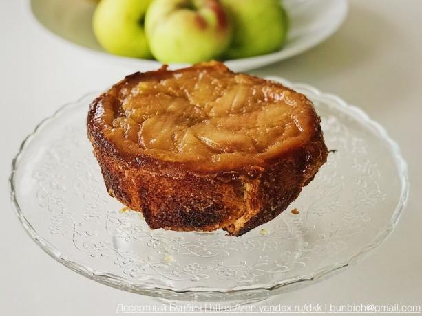 עוגה לפני ההגשה הופך את החלק העליון של תפוחים. היפוך לראות עוד תמונות
