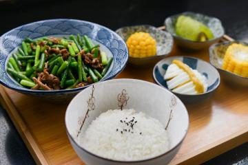 איך לבשל אורזים על צלחת בצד שהוא השאיר גרוע מאשר יפני