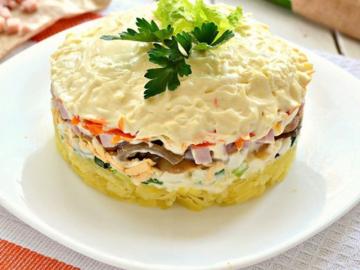 סלט Vechinoy עם גבינה ופטריות: כל כך טעים שאי אפשר להתנתק!