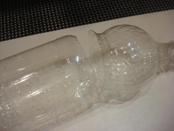 דקה "המצאה" מכל בקבוק פלסטיק, אשר יחסוך אצבעות מלהיות חתך עם מגרסת סכין.