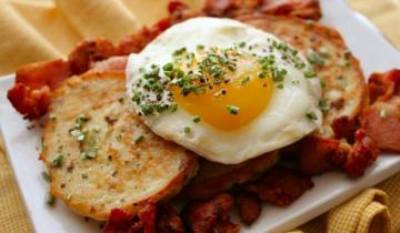 ארוחת הבוקר הטובה ביותר: פנקייק עם ביצים מקושקשות ובייקון