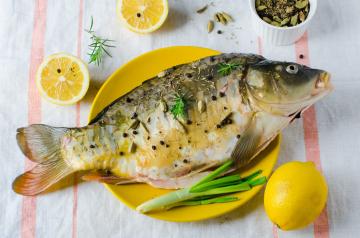 קרפיון עם לימון בתנור: איך אופים דג טעים