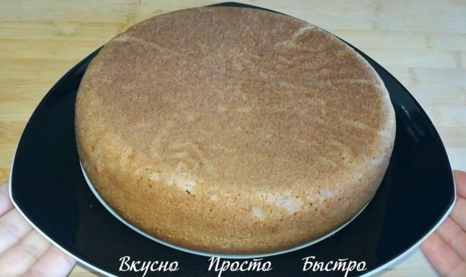 ביסקוויט גם להיות אפוי שחומם בתנור על 180 מעלות צלסיוס נכון לבדוק את שיפוד העץ. לנקב את שיפוד העוגה, שיפוד אם יבש, אז עוגת ספוג מוכנה.