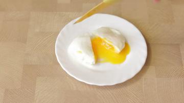 הארוחה האידיאלית 5 דקות. כיצד במהירות ובקלות לבשל ביצה עלומה