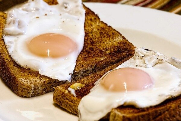 לא מומלץ לחמם ביצים, מכיוון שהדבר הופך את המנה למסוכנת (צילום: Pixabay.com)