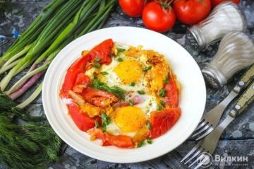 ביצים מקושקשות עם עגבניות ובצל