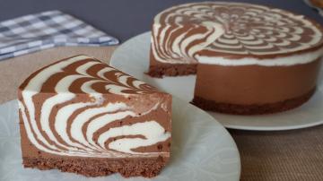 עוגת זברה ללא אפייה. צעד פשוט ומהיר על ידי מתכון צעד עבור עוגת וניל ושוקולד
