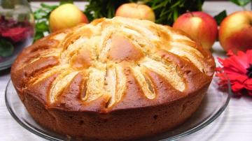 עוגה מהירה על קפיר עם תפוחים