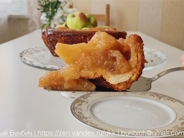 חתיכת העוגה מן תפוחים ולחם. שרלוט בגרמנית